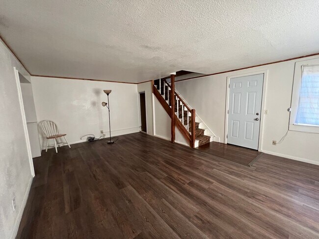 Building Photo - Cozy 3 Bed/1 Bath, With a White Picket Fence