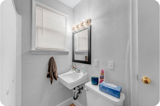 Building Photo - Furnished 1-Bedroom Apartment with Private Entrance and Free Laundry