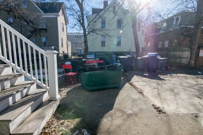 Building Photo - Amazing Four Bed, Two Bath, available Now