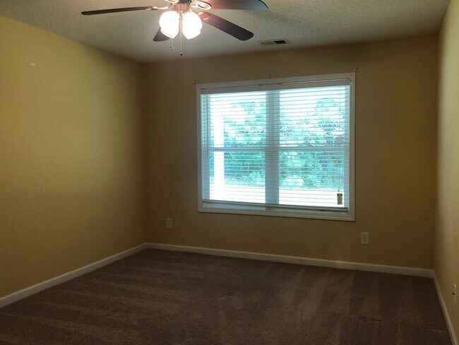 Building Photo - Ranch Home Located Minutes to Downtown Dallas