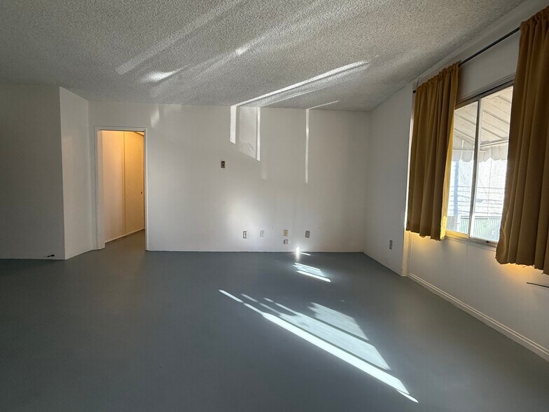 Building Photo - 250 Linden Ave