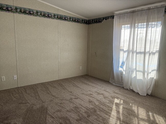 Building Photo - 422 W Piute Dr