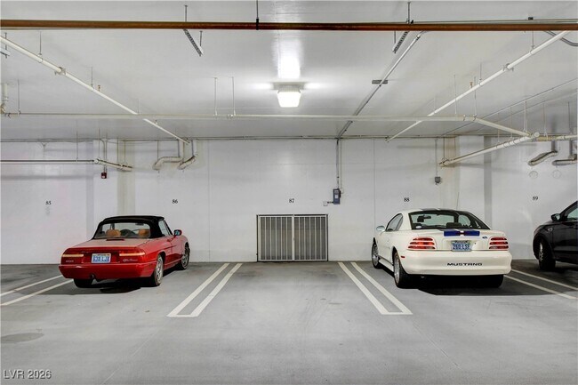 Building Photo - 2260 Village Walk Dr