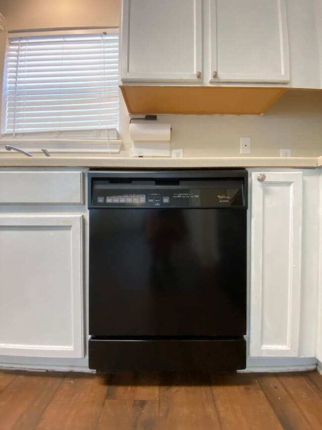 Building Photo - Spacious 4/BR 2.5/BA Two-Story Home with F...