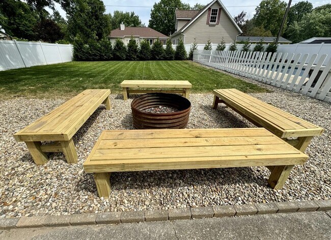 Building Photo - 6-8 months fully furnished 4-bedroom, 1.5 bathroom
