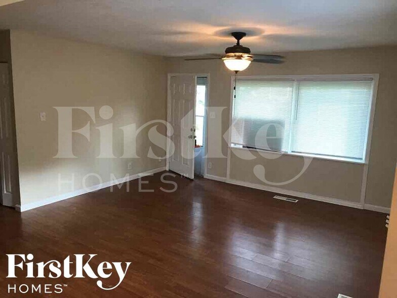 Building Photo - 4801 Leone Dr
