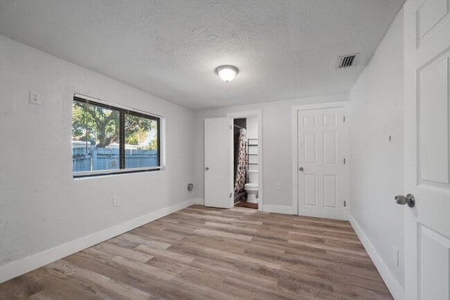 Building Photo - 836 SW 13th Ct