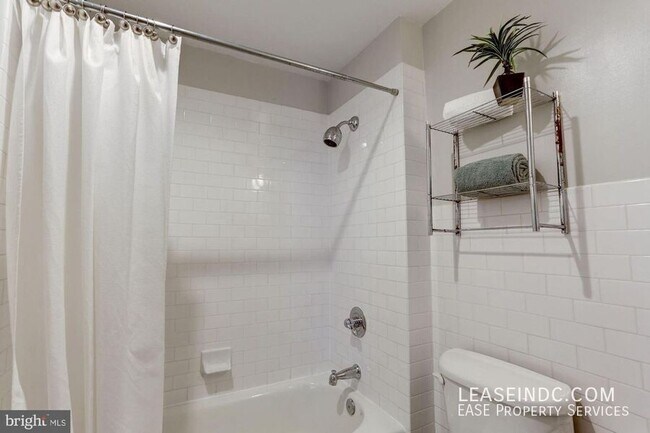 Building Photo - 809 6th St NW