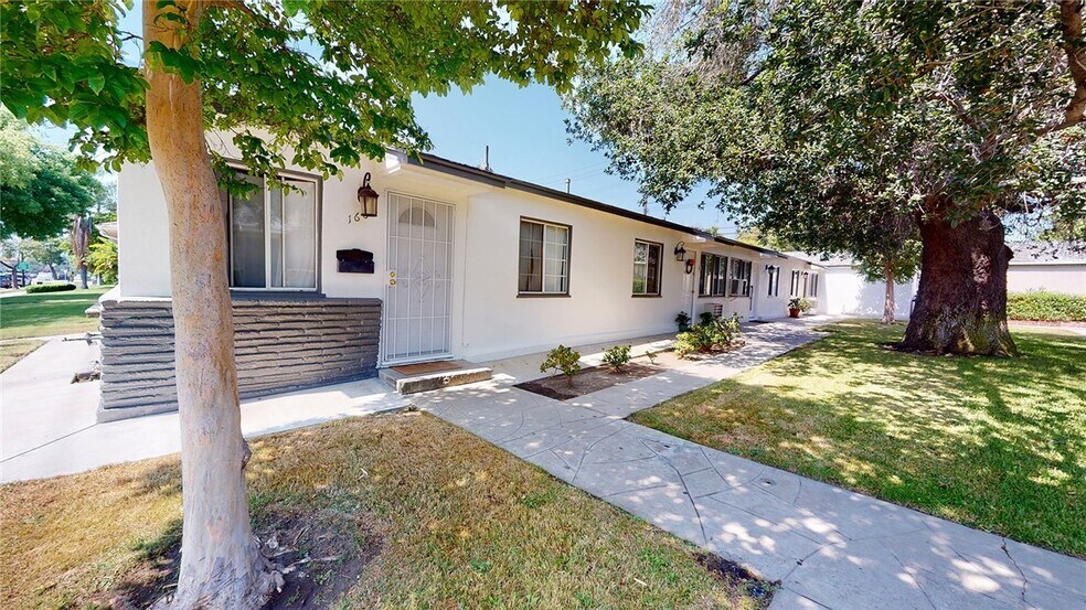 Front Courtyard - 1669 N Hollywood Way