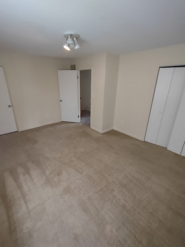 Building Photo - 217 E Green Valley Cir