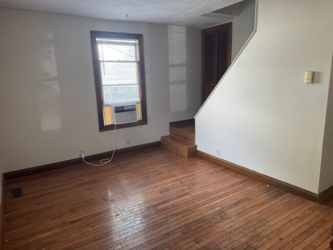 Building Photo - 1211 E Walnut St