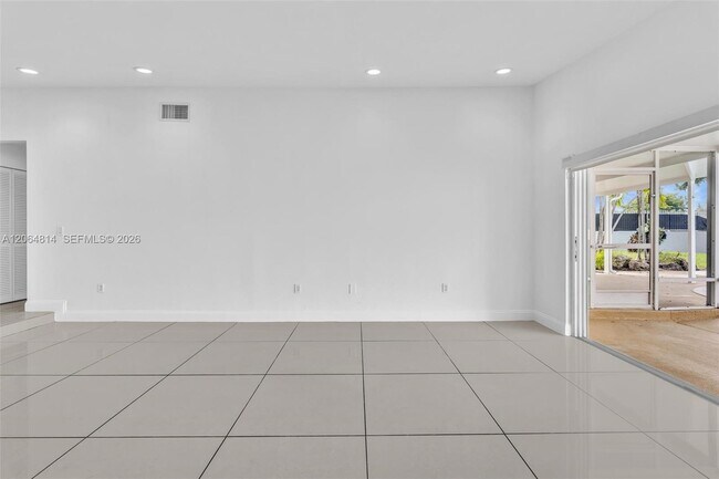 Building Photo - 616 NE 195th St