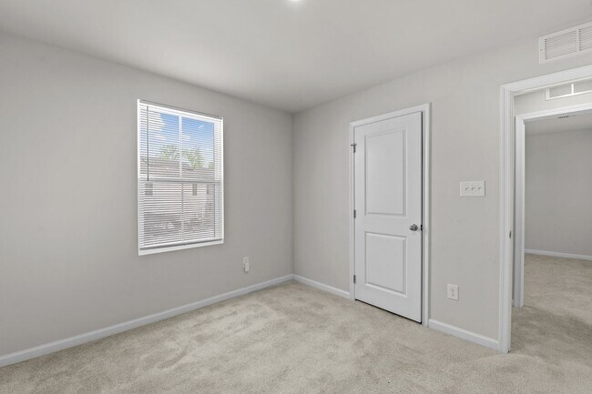 Building Photo - YORK COUNTY 4Bdrm w/Fenced BCKYD.