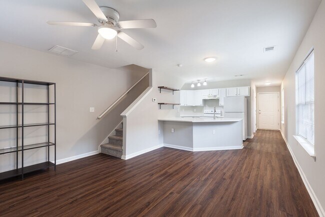 Primary Photo - 3bd/2ba Duplex Unit w/ Garage in Ideal Loc...