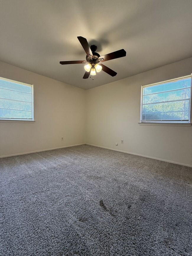 Building Photo - 3/2/2 in ALEDO - BIG YARD - GREAT PRICE!!!