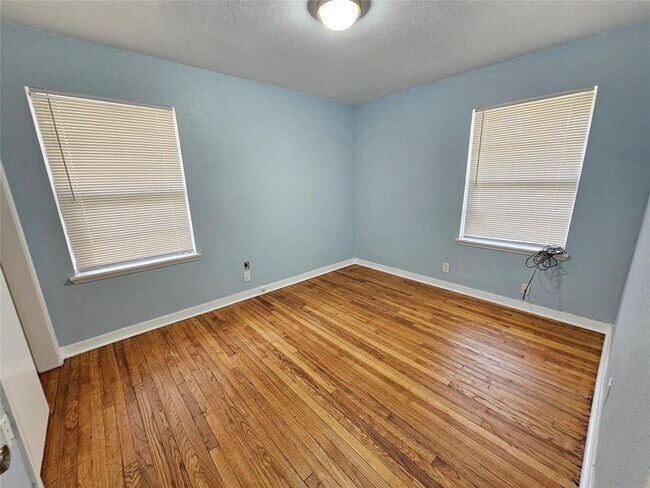 Building Photo - 610 Spell St