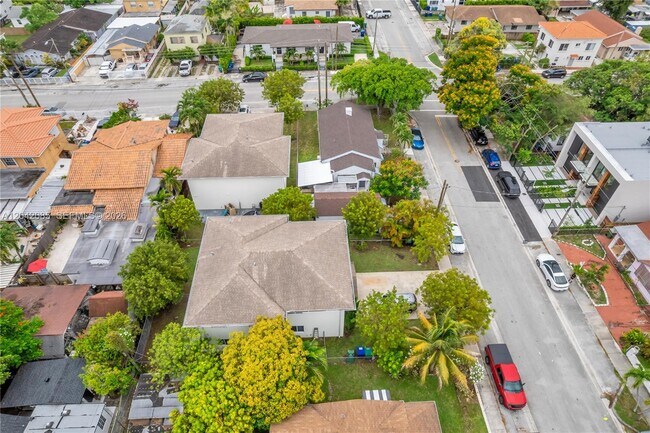 Building Photo - 1029 SW 11th Ave