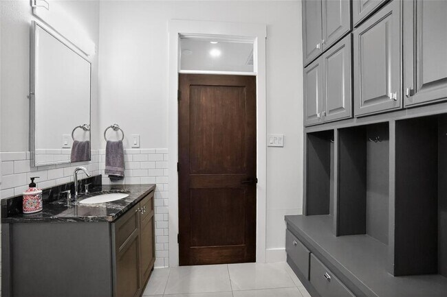 Building Photo - 3627 Stoneridge Rd