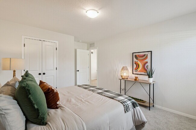 Building Photo - Fully Furnished 4 Bedroom