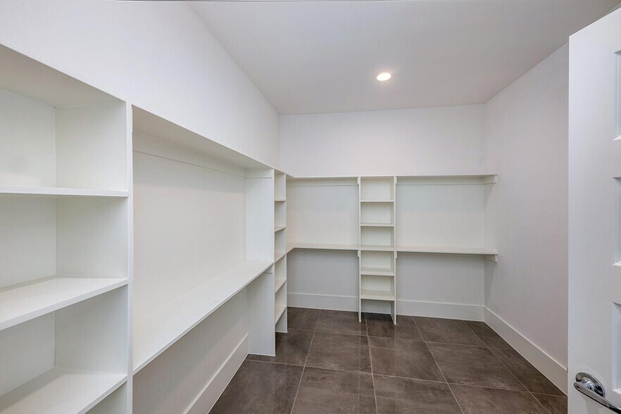 Building Photo - Modern Munger Place townhome with city sky...