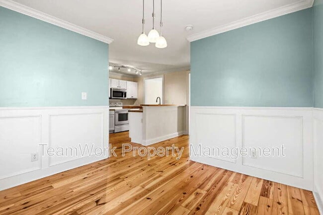 Building Photo - 1124 5th Ave