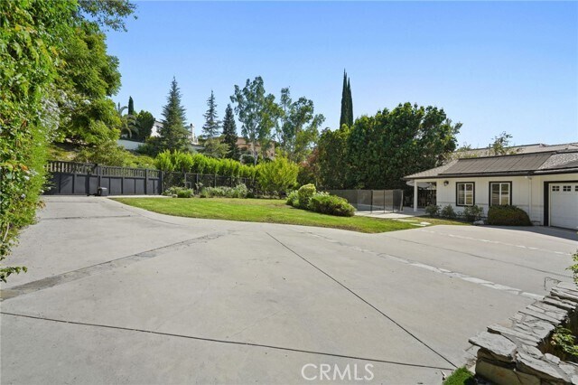 Building Photo - 18433 Tarzana Dr