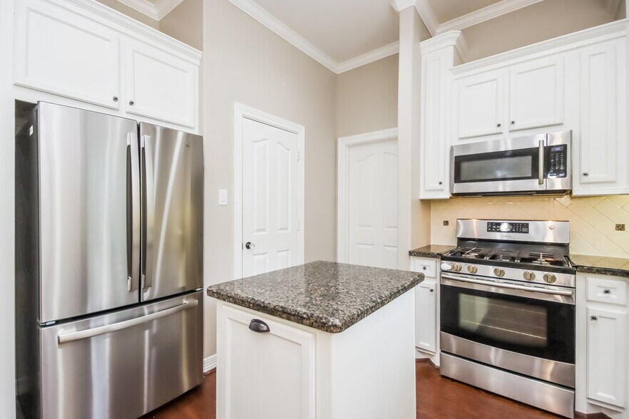 Building Photo - 409 Robinwood Dr