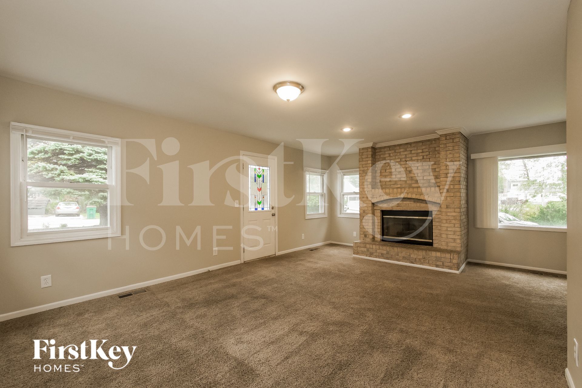 Building Photo - 611 W Oakwood Dr