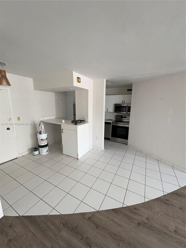 Building Photo - 5313 Collins Ave