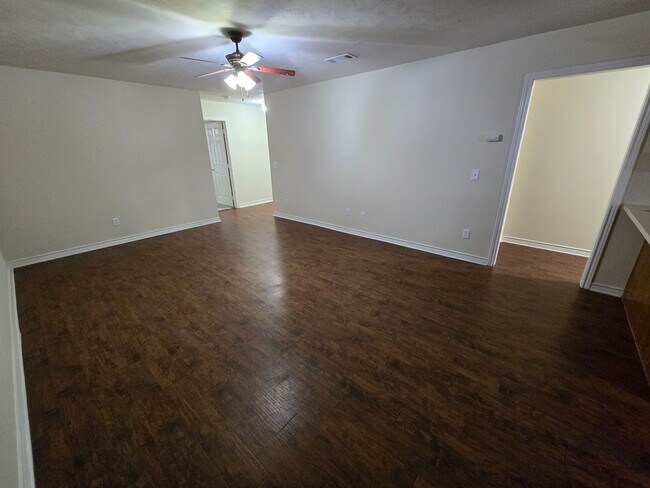 Building Photo - College Station - 3 Bedroom / 3 Bath duplex - Fenced in Yard.