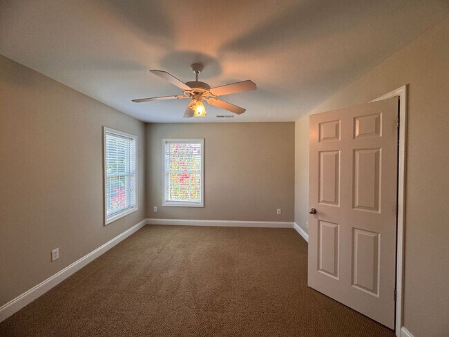 Building Photo - Stunning 5 Bedroom 4 Bath Home with 3 Car ...