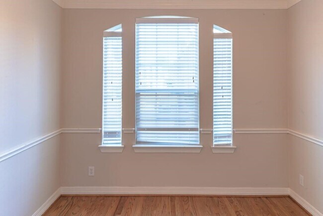 Building Photo - 1507 Shady Villa Manner