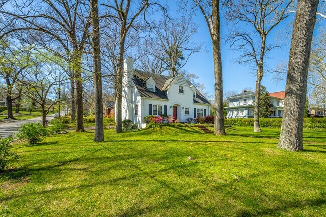 Building Photo - 3 Bedroom 2 Bath Classic