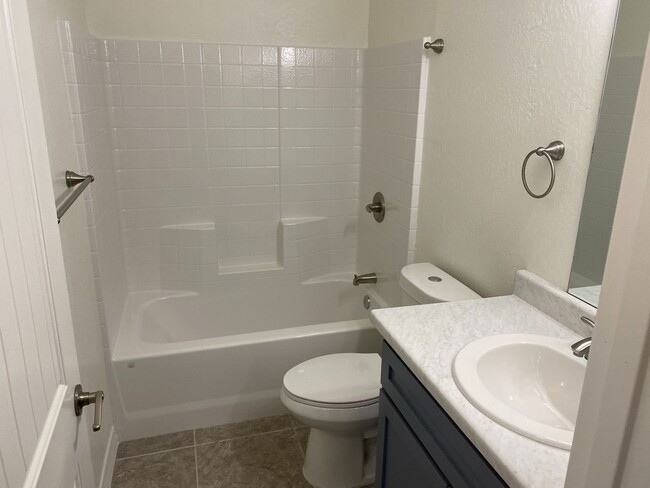 Building Photo - 2 Bedroom in a Gated Community
