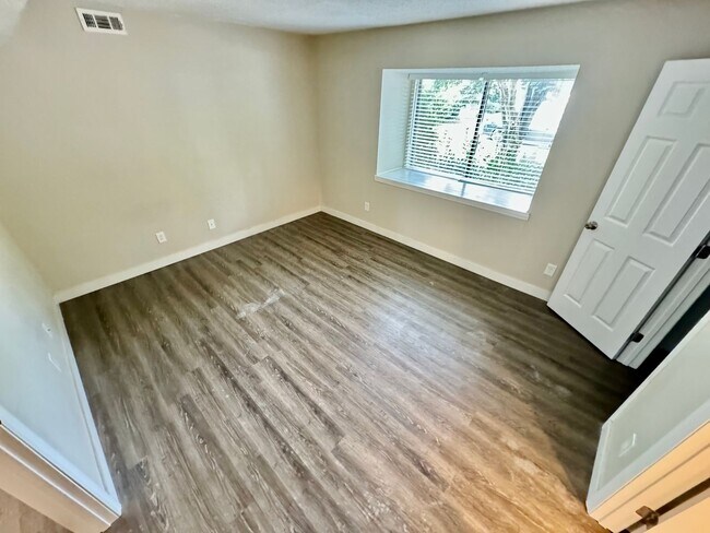 Building Photo - 10919 Harrowfield Rd