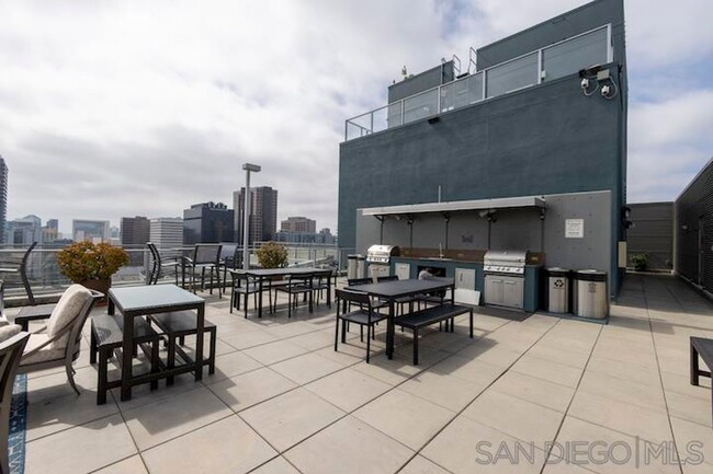 Building Photo - $2,000/month 467 sq/ft Studio at Smart Cor...