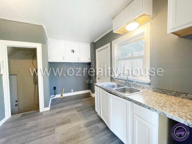 Building Photo - 1402 Prouty Ave