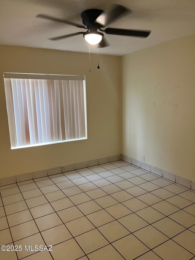 Building Photo - 345 E Teton Rd