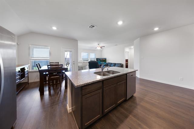 Building Photo - 627 Willow View Way