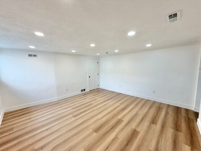 Building Photo - 651 N 800 W St