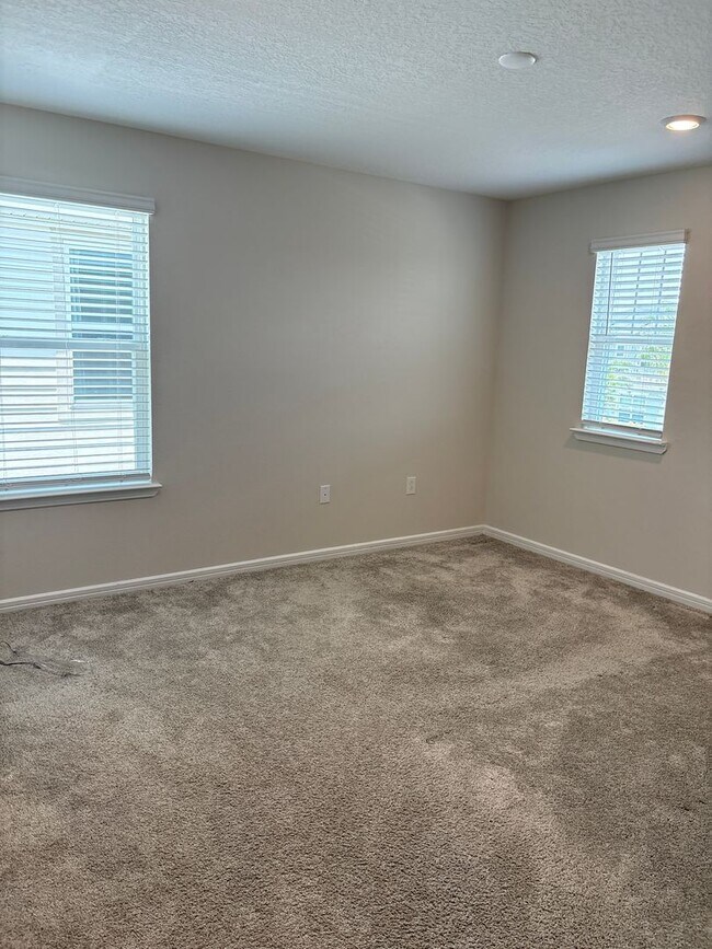Building Photo - Spacious 5-Bedroom Home for Rent in Lake P...