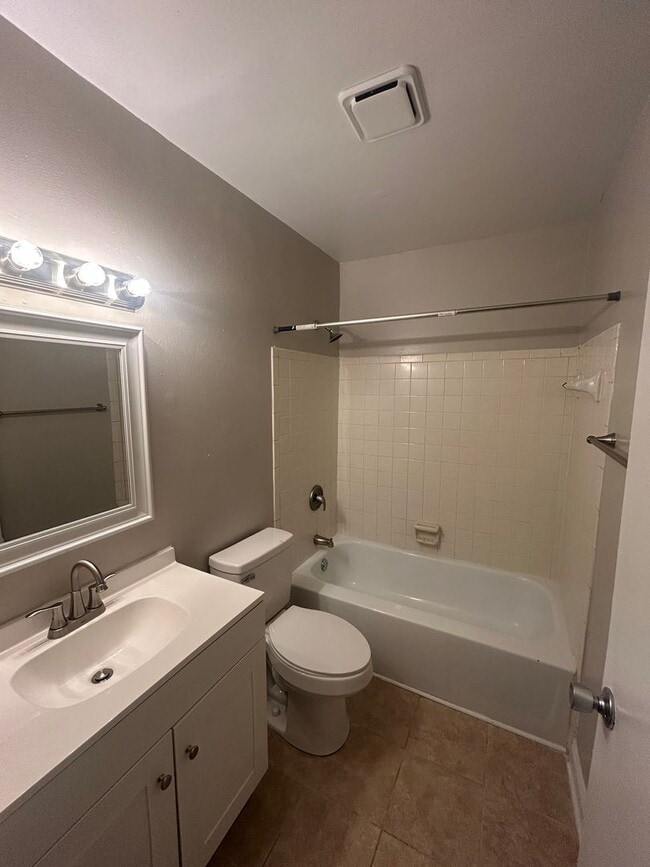 Building Photo - Spacious One Bedroom Available. Close to University and Downtown Area.