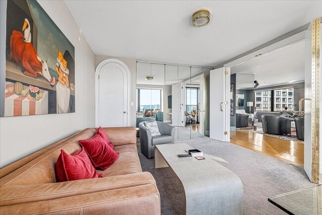 Building Photo - 65 E India Row