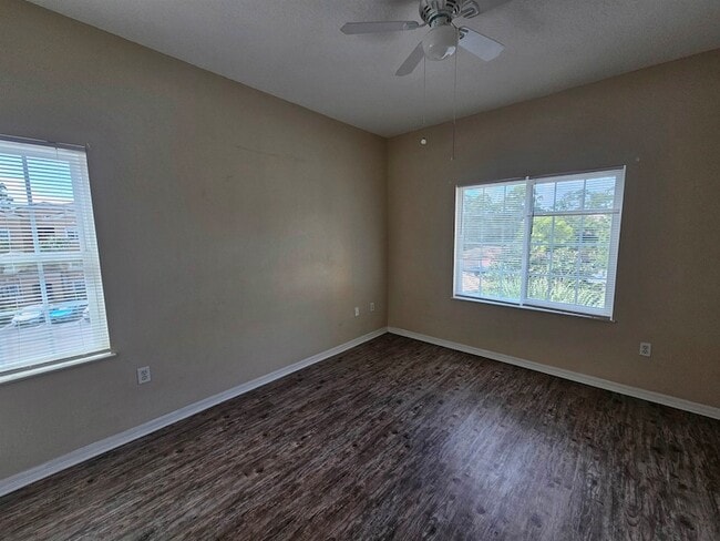 Building Photo - 605 Fairway Dr