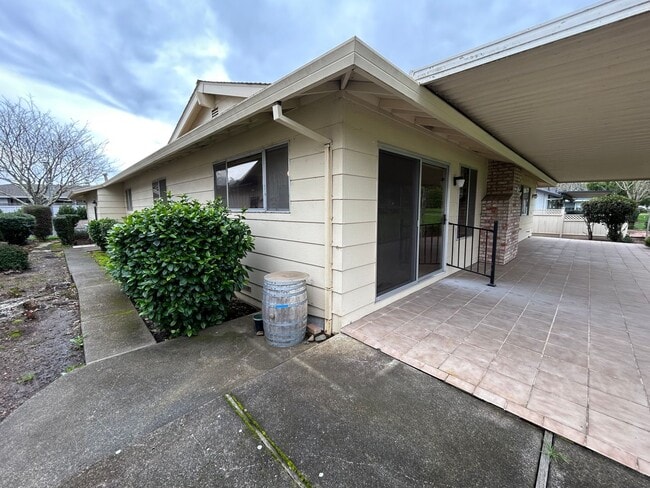 Building Photo - Charming 3bd/2ba Golf Course in Oakmont!