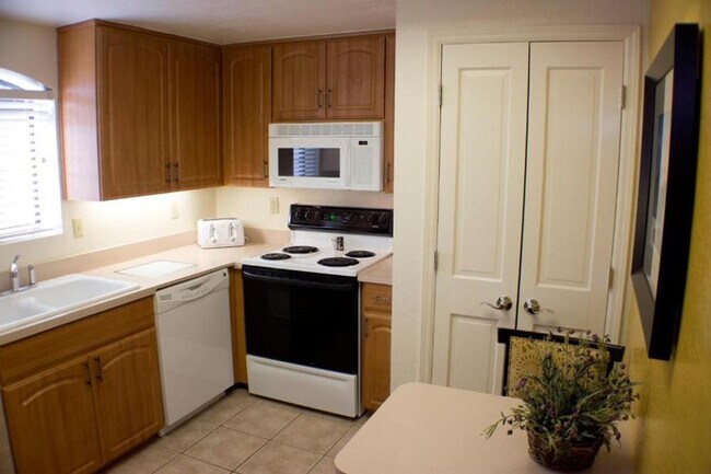 Building Photo - 6302 E Camelback Rd