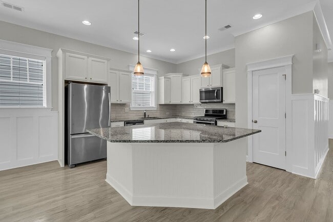 Building Photo - Newly Refreshed Single Story Home in Carol...