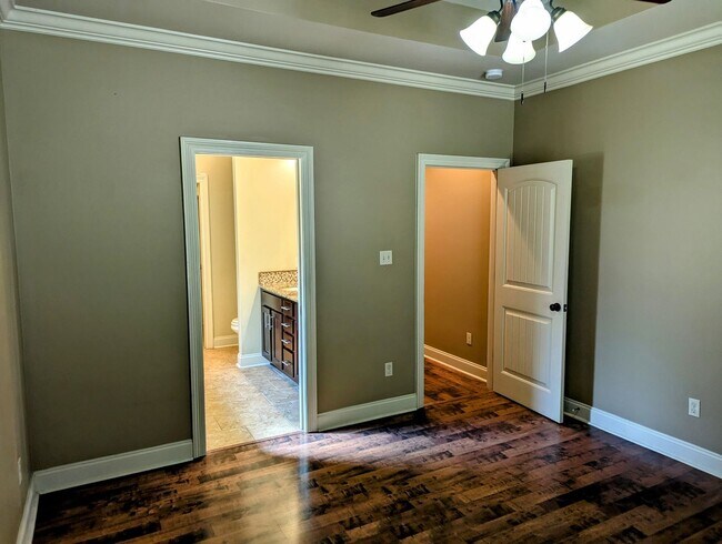 Building Photo - Welcome to Milton Estates!