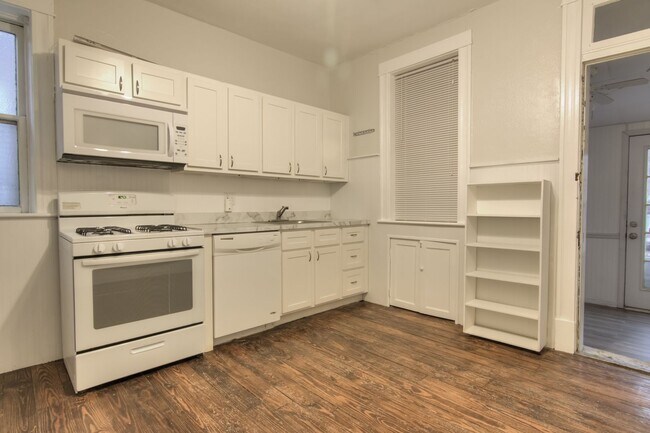 Building Photo - 3640 Gustine Ave