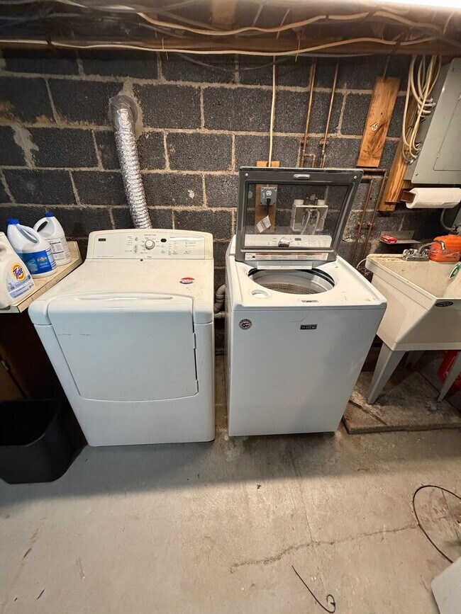 Building Photo - Spacious 4BR in a Quiet, Private Pocket